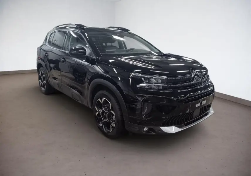 Citroën C5 Aircross Hybrid noir Perla en 3/4 avant droit, avec jantes diamantées et détails noirs brillants.