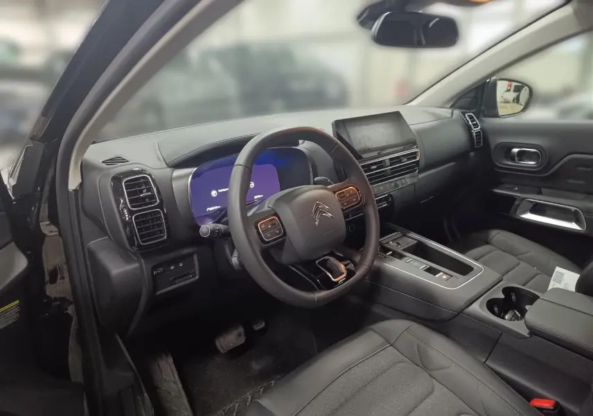 Intérieur avant droit du Citroën C5 Aircross Hybrid noir Perla, volant cuir, écran tactile et sièges Advanced Comfort.