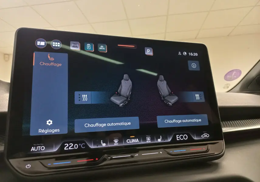 Écran tactile intérieur du CUPRA TERRAMAR 2025 affichant le réglage du chauffage des sièges en vue frontale.