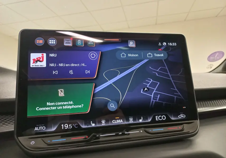 Écran tactile central du tableau de bord du CUPRA TERRAMAR 2025 affichant navigation et radio NRJ.