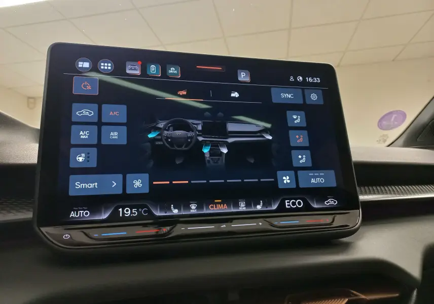 Écran tactile central affichant les commandes climatisation et confort dans une CUPRA Terramar 2025.