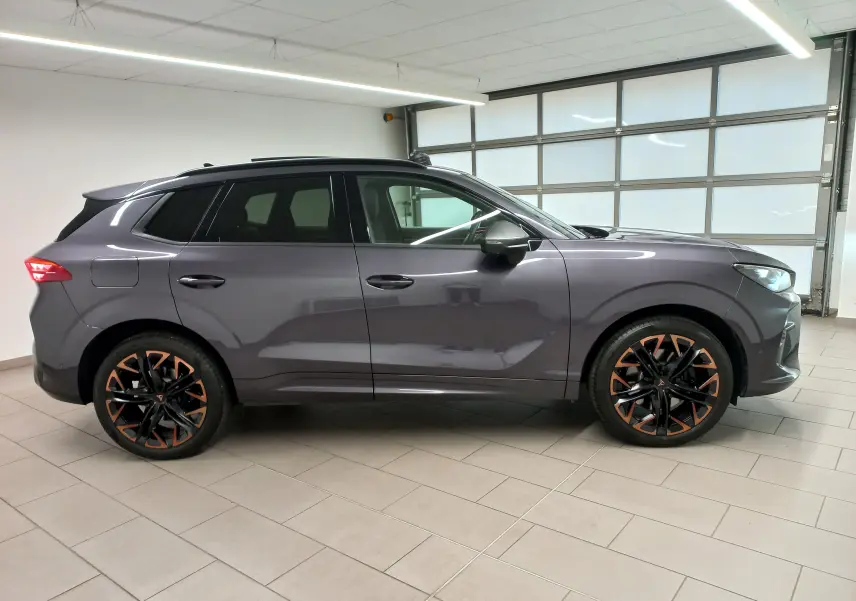 Vue de profil côté gauche du CUPRA TERRAMAR violet intersidéral avec jantes 20'' cuivrées dans un garage.