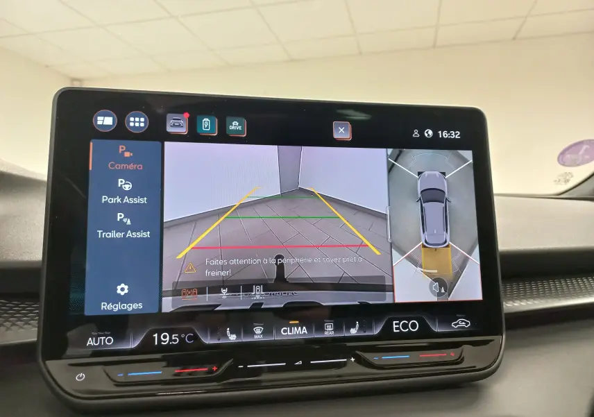 Écran tactile intérieur affichant la caméra 360° et l'aide au stationnement du CUPRA TERRAMAR violet Intersidéral.