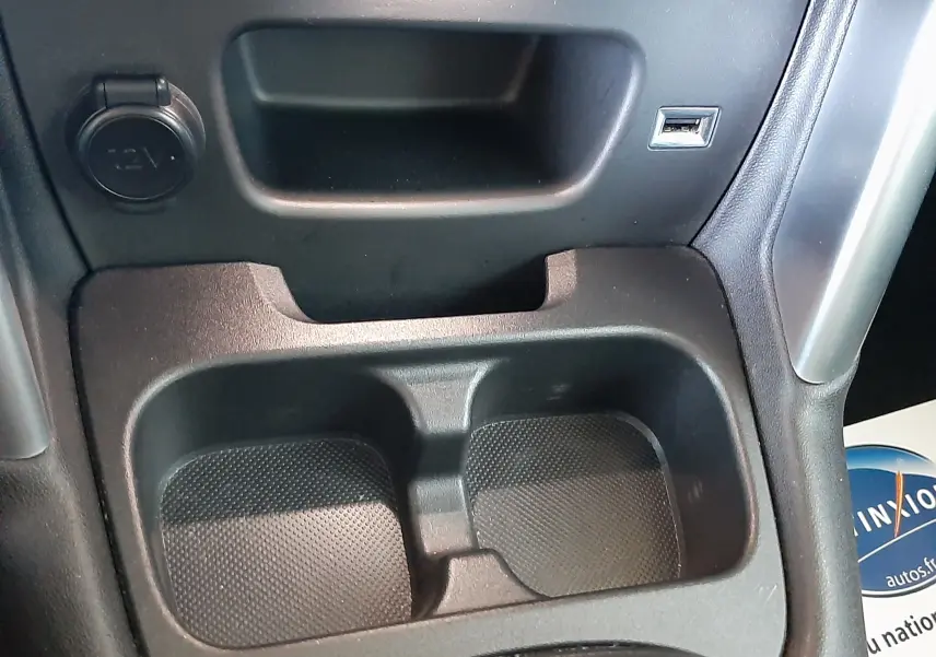 Gros plan sur le porte-gobelets noir et la prise USB de l'habitacle du Citroën C3 Aircross sable métal 2021