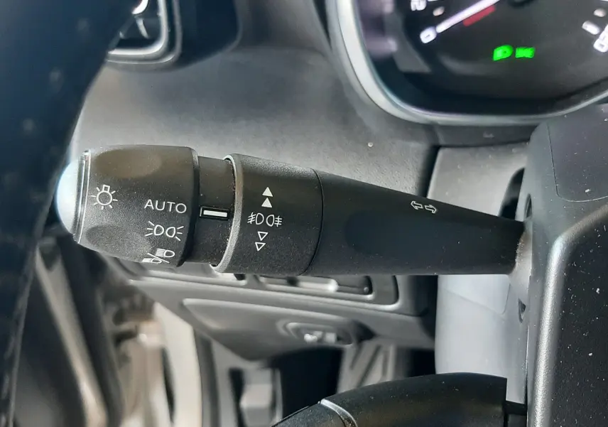 Gros plan sur les commandes de phare et régulateur de vitesse du tableau de bord d'une Citroën C3 Aircross 2021.