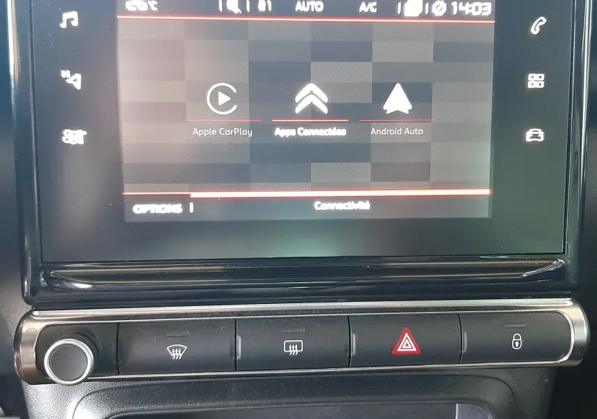 Écran tactile central de la Citroën C3 Aircross 2021 avec options Apple CarPlay et Android Auto, boutons de commande dessous.