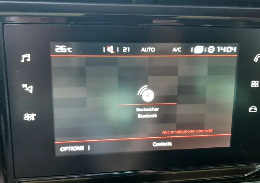 Écran central tactile du tableau de bord de la Citroën C3 Aircross sable métal, affichant la recherche Bluetooth.