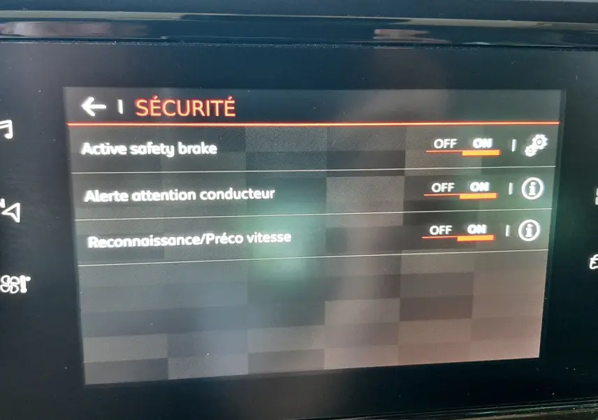 Écran tactile du tableau de bord de la Citroën C3 Aircross 2021 affichant les réglages de sécurité activés.