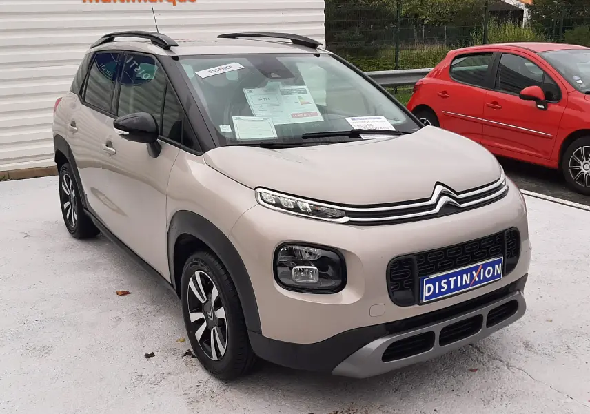 Citroën C3 Aircross sable métal vue 3/4 avant droit, avec toit noir et jantes alliage distinctives.