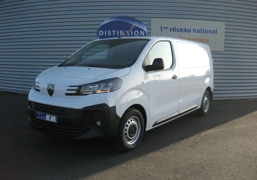 Peugeot Expert Fourgon blanc en 3/4 avant droit, avec calandre noire et jantes acier simples.