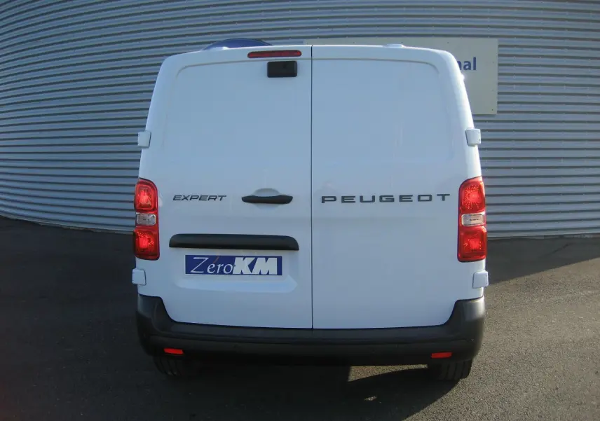 Vue arrière d'un Peugeot Expert Fourgon blanc 2025 avec portes battantes fermées et feux rouges allumés.