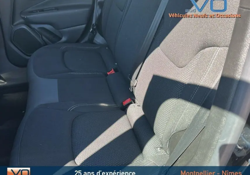 Vue rapprochée des sièges arrière noirs du Jeep Renegade 2024, mettant en valeur les textures et ceintures de sécurité.