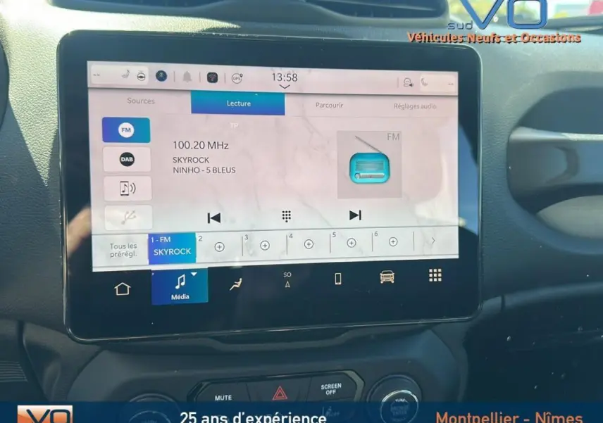 Écran tactile central du Jeep Renegade 2024 affichant la radio FM Skyrock dans un intérieur noir.