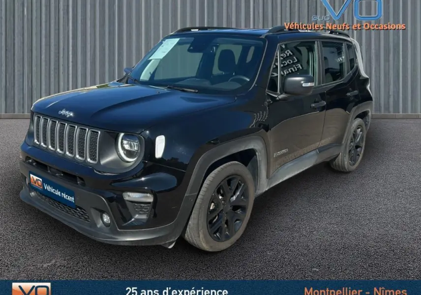 Jeep Renegade noir en 3/4 avant droit avec barres de toit et jantes alliage noires de 18 pouces.