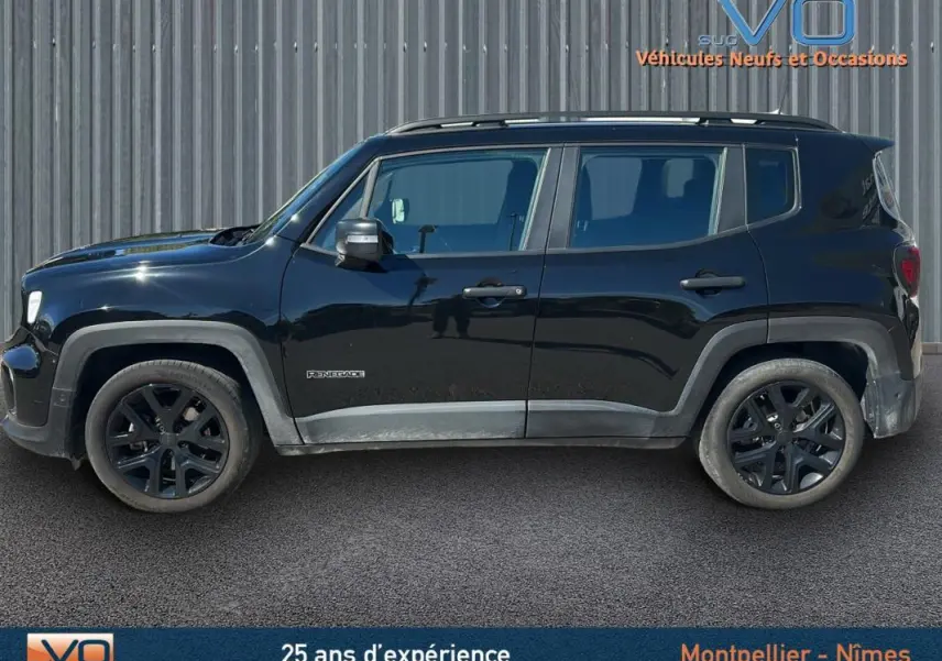 Profil côté gauche d'un Jeep Renegade noir 2024 avec barres de toit et jantes alliage 18 pouces sur fond industriel.