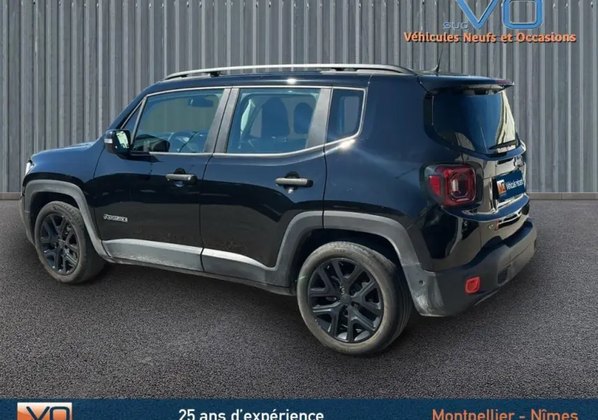 Vue côté gauche arrière du Jeep Renegade noir 2024 avec barres de toit et jantes alliage 18 pouces.