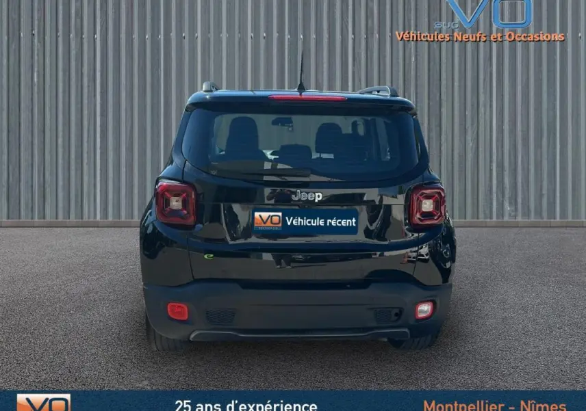 Vue arrière d'un Jeep Renegade noir 2024 avec barres de toit et feux arrière caractéristiques carrés.