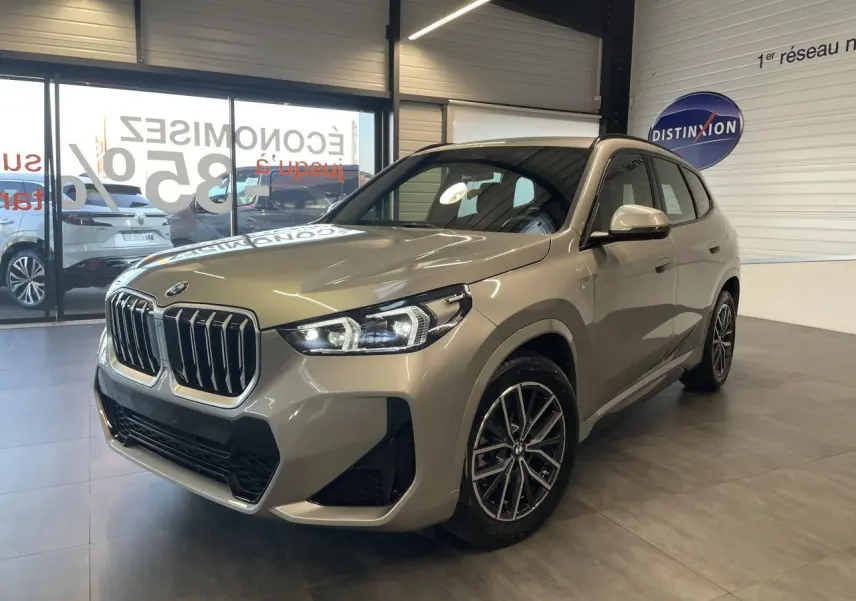 BMW X1 xDrive 20d 2024 en Spacesilber metallic, vue 3/4 avant avec calandre imposante et jantes 18 pouces M Sport.