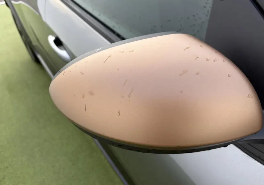 Rétroviseur côté gauche gris cuivré sur Dacia Jogger gris schiste métal, vue rapprochée en extérieur.