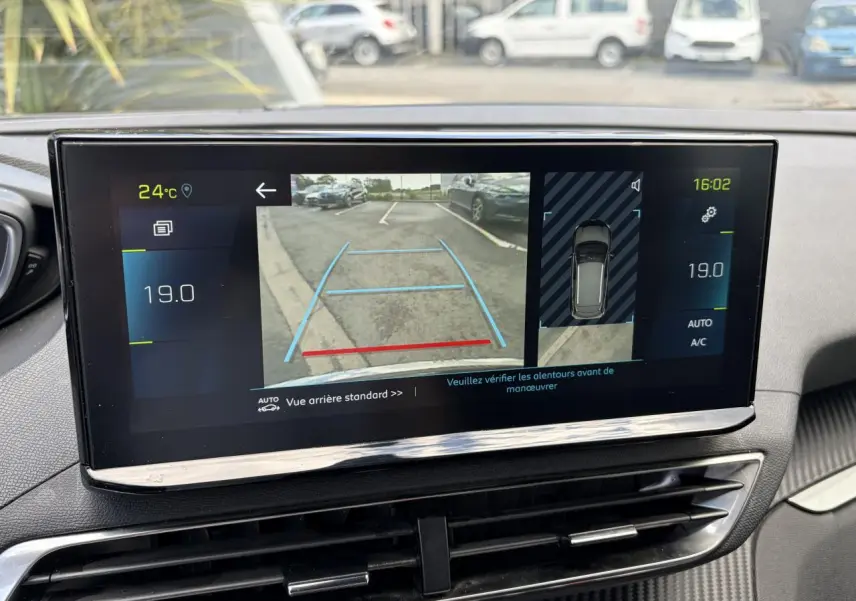 Écran tactile intérieur du Peugeot 3008 noir Perla montrant la caméra de recul et l'affichage de la climatisation à 19°C.