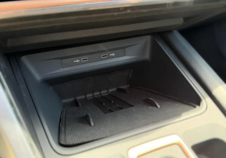 Gros plan sur la console centrale du Cupra Formentor 2025, montrant les ports USB-C et un espace de rangement noir.