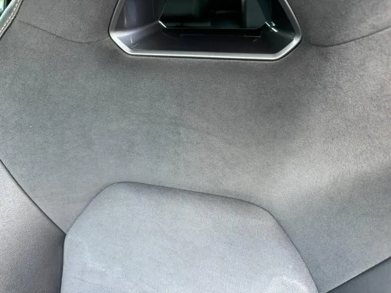 Détail du siège arrière en textile et TEP noir Asphalte du CUPRA Formentor 1.5 eTSI Hybrid 2025, vue rapprochée intérieure.