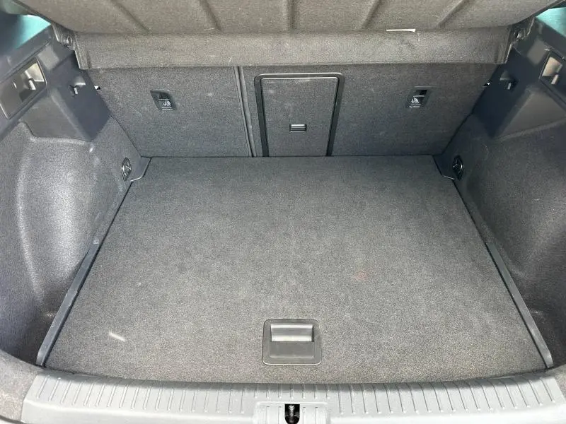 Coffre ouvert vu de face du CUPRA Formentor 1.5 eTSI Hybrid 2025, revêtement intérieur gris foncé.
