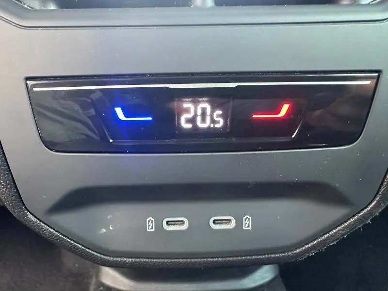 Gros plan sur le panneau de commande de climatisation arrière avec affichage digital et ports USB du CUPRA Formentor blanc Nevada.