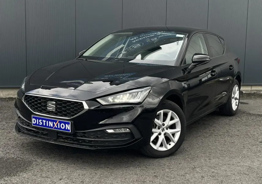 SEAT Leon noir Minuit vue 3/4 avant droit, jantes alliage 16 pouces et calandre hexagonale distinctive.