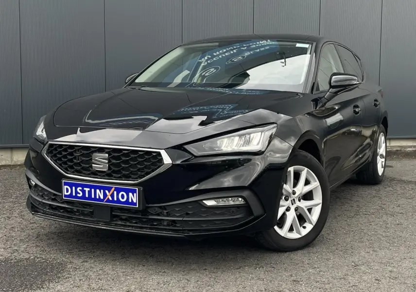 SEAT LEON 2.0 TDI noir minuit vue 3/4 avant avec jantes alliage blanches et calandre hexagonale distinctive.
