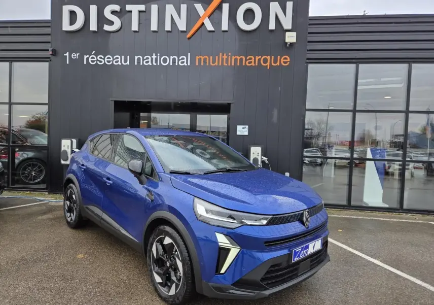 Silhouette stylisée bleue et orange d'une voiture avec le texte "en arrivage" sur fond blanc.