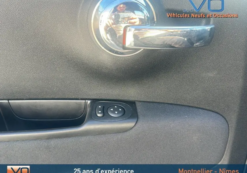 Poignée de porte intérieure chromée côté gauche de la FIAT 500 gris 2023 avec commandes électriques des rétroviseurs.