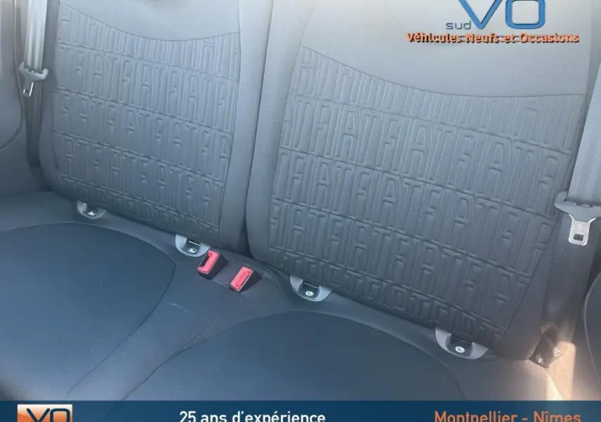 Gros plan sur la banquette arrière noire avec motifs FIAT embossés du Fiat 500 gris 2023.