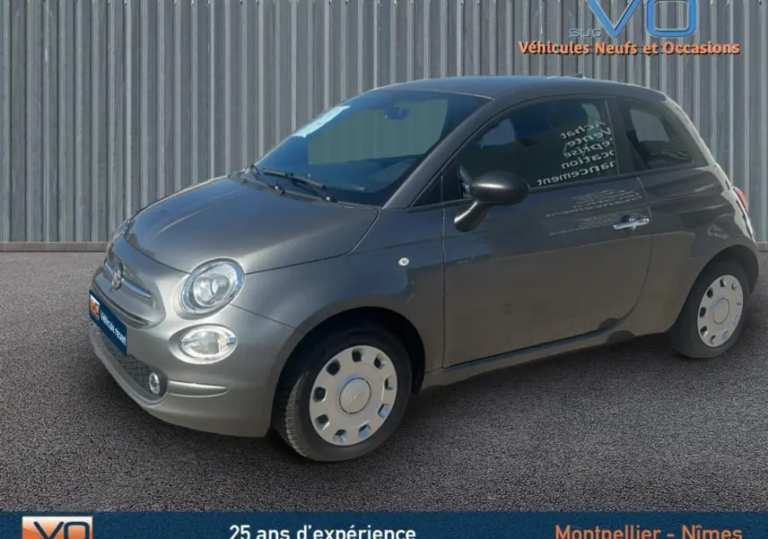 Fiat 500 gris vue 3/4 avant droit, compacte et citadine, avec jantes acier et rétroviseur noir.