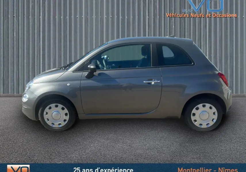 Profil côté gauche d'une FIAT 500 gris 2023, version hybride essence, avec jantes acier et carrosserie compacte.