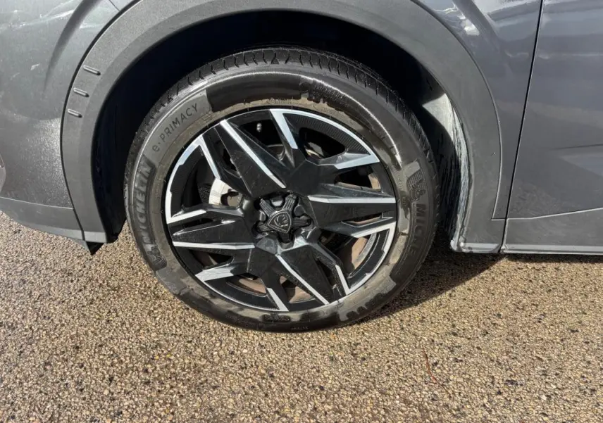 Gros plan sur la roue avant droite du Peugeot 3008 gris 2025, jante alliage 19 pouces au design moderne.