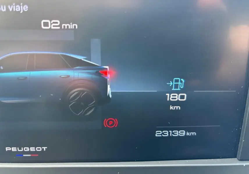 Affichage numérique du tableau de bord montrant un Peugeot 3008 gris en profil gauche avec autonomie de 180 km.