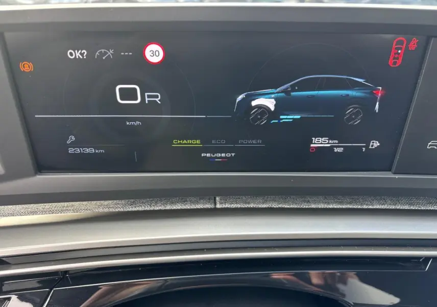 Affichage numérique du tableau de bord montrant un profil latéral bleu foncé du Peugeot 3008 Hybrid 145 en mode charge.