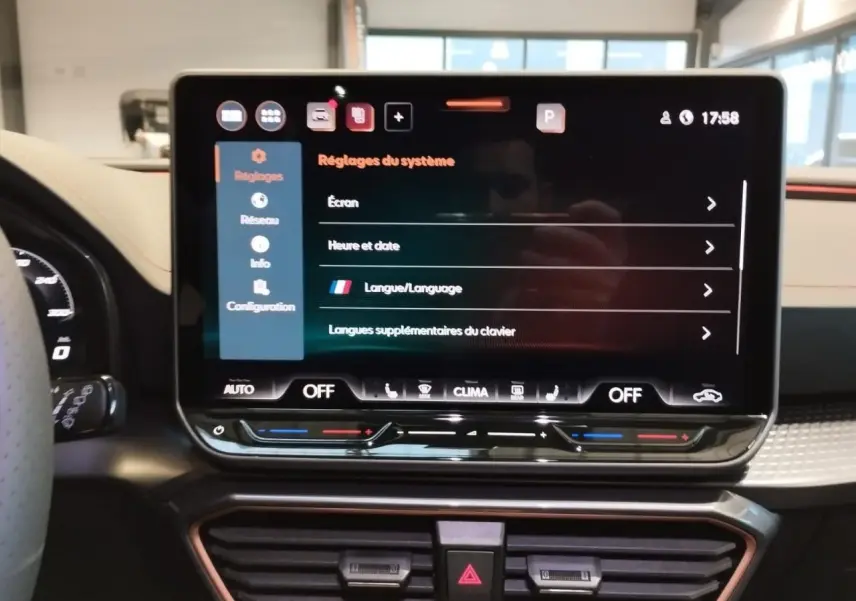 Écran tactile central du tableau de bord du CUPRA Formentor 2026 affichant les réglages système, avec commandes climatisation en dessous.