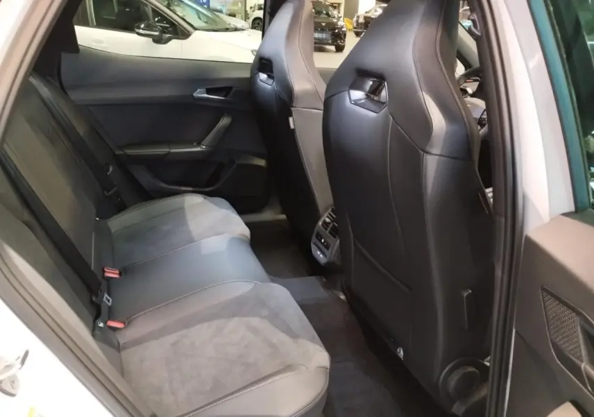 Vue intérieure côté gauche des sièges arrière et avant noirs en suédine et cuir du CUPRA Formentor blanc Nevada White.