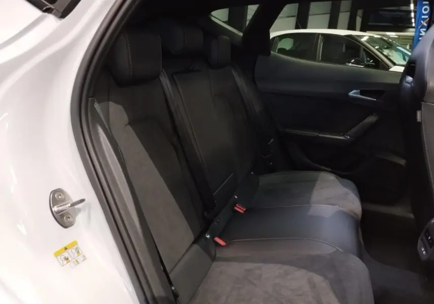 Vue intérieure côté gauche des sièges arrière en suédine noire et cuir du CUPRA Formentor blanc Nevada White 2026.