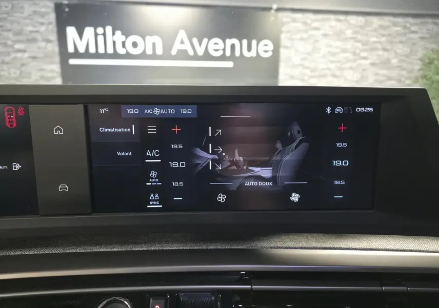 Écran tactile intérieur du Peugeot 3008 Hybrid 2025 montrant les réglages de climatisation et siège.