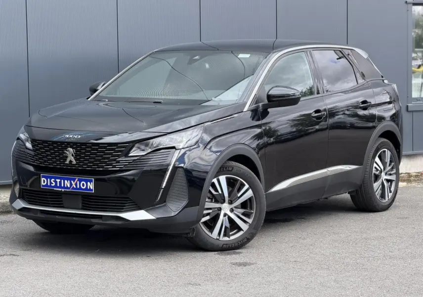Peugeot 3008 Plug-in Hybrid noir Perla en 3/4 avant droit, avec jantes alliage bi-ton et calandre distinctive.