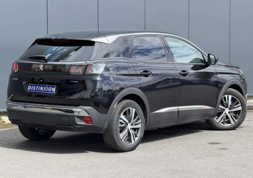Vue 3/4 arrière droite du Peugeot 3008 Plug-in Hybrid noir Perla avec jantes alliage bi-ton et vitres surteintées.