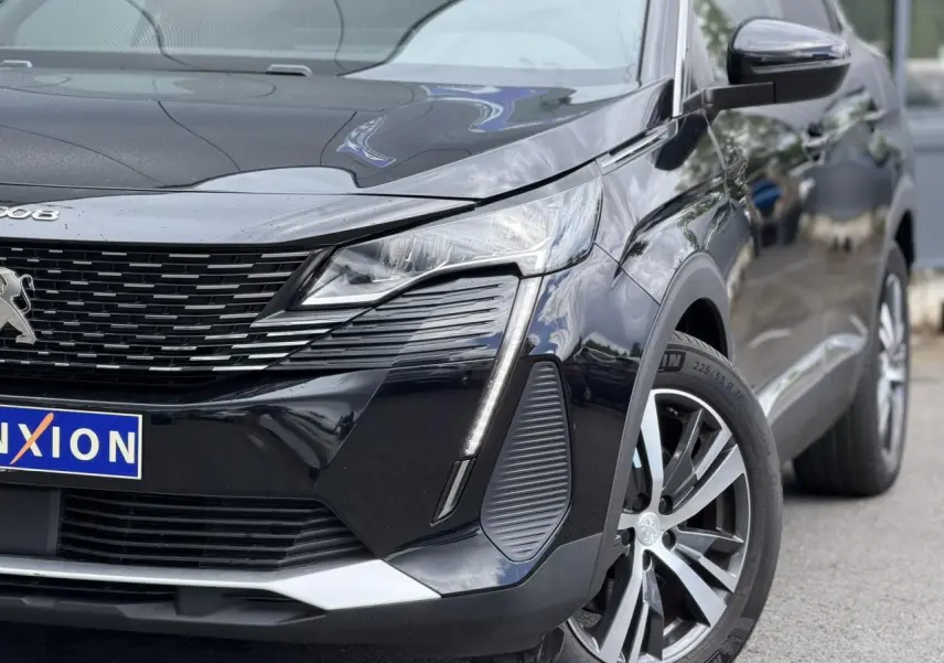 Vue 3/4 avant droit du Peugeot 3008 noir Perla avec jantes alliage bi-ton et signature lumineuse LED distinctive.