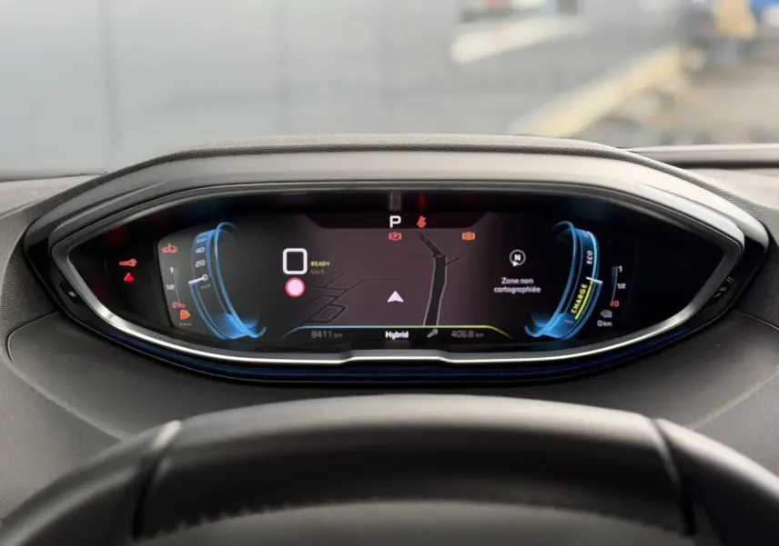 Tableau de bord numérique du Peugeot 3008 Plug-in Hybrid 2024, affichage hybride et navigation, vue depuis le volant.