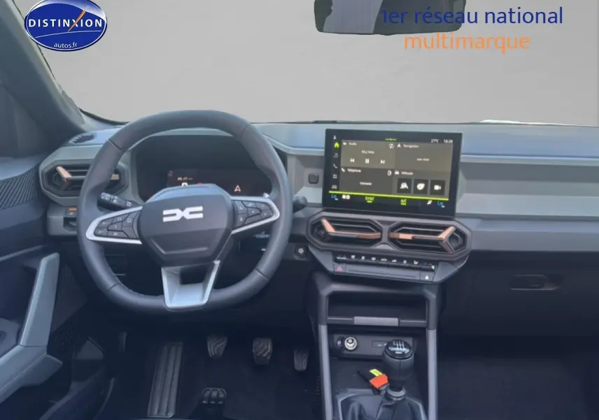 Intérieur avant du Dacia Bigster 2026, tableau de bord moderne avec écran tactile et volant multifonction noir.