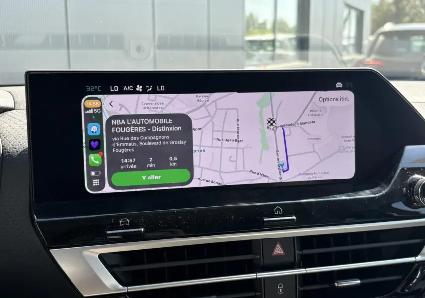 Tableau de bord de Citroën C4 Hybrid blanc, affichage GPS tactile avec navigation et commandes tactiles intégrées.