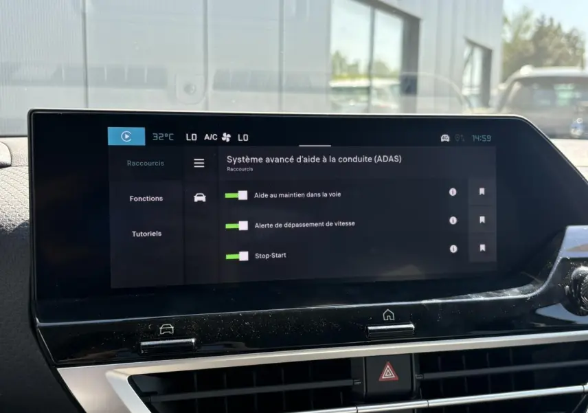 Vue intérieure du tableau de bord de la Citroën C4 Hybrid 2025 avec écran tactile affichant les aides à la conduite.