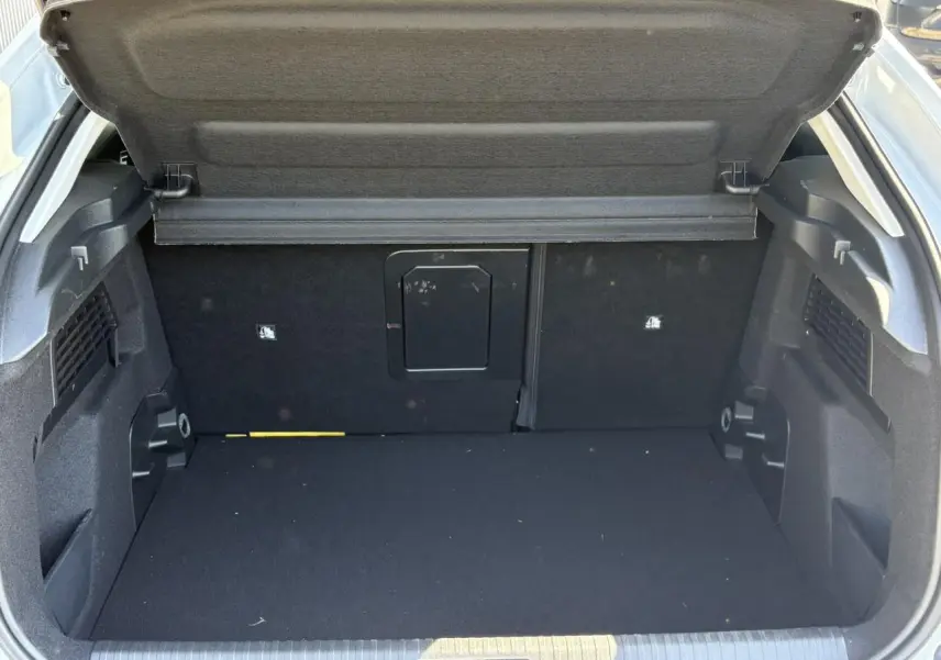Coffre ouvert de Citroën C4 Hybrid blanc Okénite, montrant un espace de chargement propre et bien agencé.
